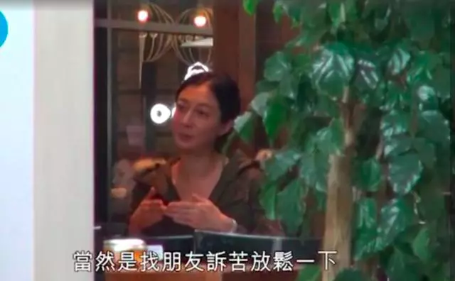 【女兒不長進~】吳綺莉約好友飲茶,有說有笑狂吸菸,笑著笑著就哭了!