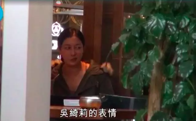 【女兒不長進~】吳綺莉約好友飲茶,有說有笑狂吸菸,笑著笑著就哭了!