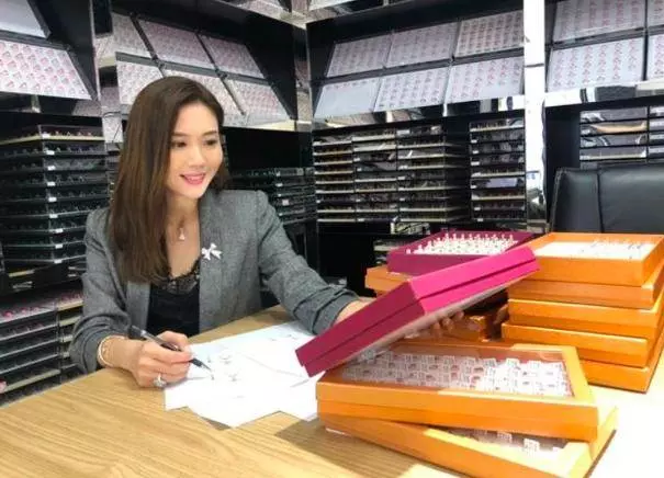名模徐綺雯宣布離婚,敗給李嘉欣,錯過許晉亨,卻意外成為女強人