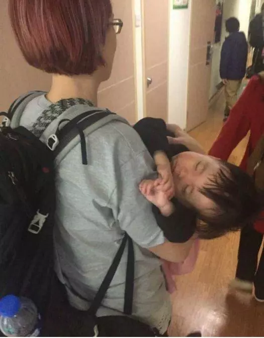看一眼就忘不了!美國夫婦千辛萬苦收養「藍眼睛小女孩」 用愛呵護「前後對比」大家全淚讚 - 好文報報 M