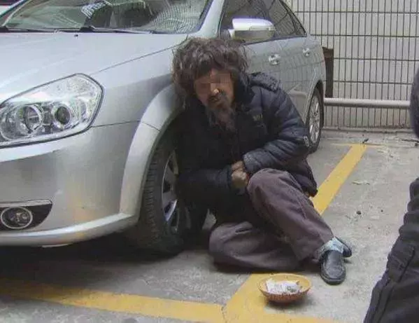 假扮乞丐回家,大兒子讓他滾,二兒子裝不識,小兒子收留得88萬