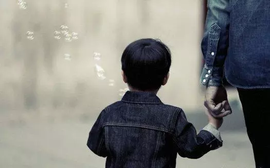 妻子去世兩年,5歲兒子夜裡跟妻子通話,丈夫接過電話一看愣住了