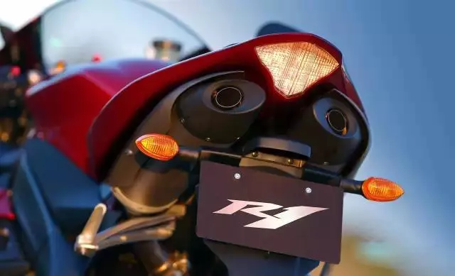 日系仿賽歷史:山葉(YAMAHA)YZF-R1(中)
