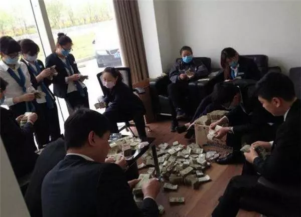 瘋狂無極限!霸氣女子竟帶「五個紙箱」到車行買BMW!結果當店員一打開箱子時嚇到腿軟....