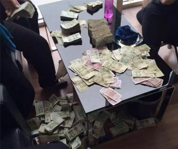 瘋狂無極限!霸氣女子竟帶「五個紙箱」到車行買BMW!結果當店員一打開箱子時嚇到腿軟....