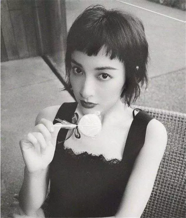全家照片曝光!阿嬌美若天仙係人都知, 但看到她妹妹後, 所有人都按不住了!果然是盛世美顏好基因~