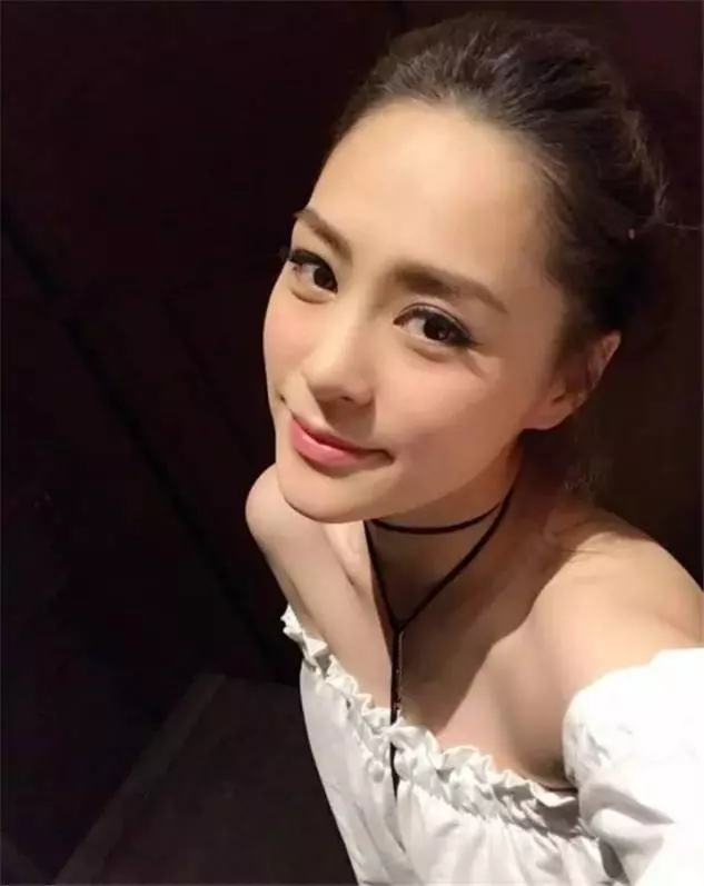 全家照片曝光!阿嬌美若天仙係人都知, 但看到她妹妹後, 所有人都按不住了!果然是盛世美顏好基因~