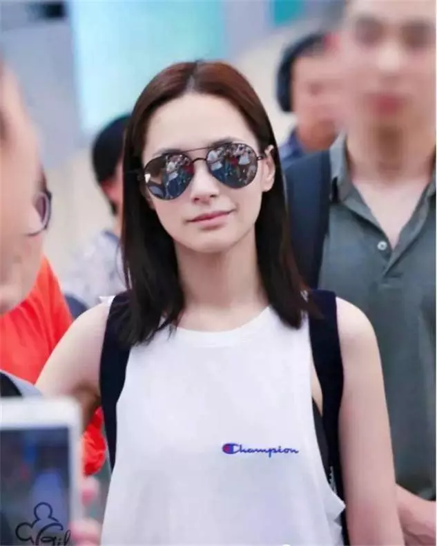 全家照片曝光!阿嬌美若天仙係人都知, 但看到她妹妹後, 所有人都按不住了!果然是盛世美顏好基因~