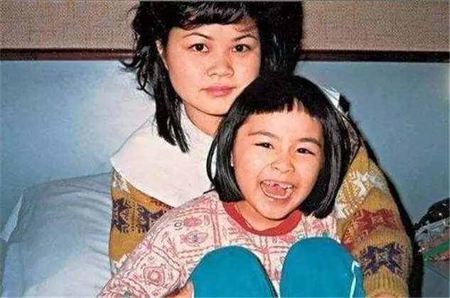 全家照片曝光!阿嬌美若天仙係人都知, 但看到她妹妹後, 所有人都按不住了!果然是盛世美顏好基因~