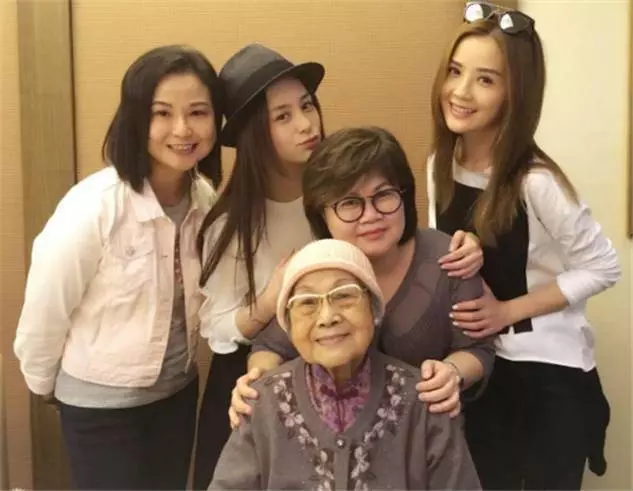 全家照片曝光!阿嬌美若天仙係人都知, 但看到她妹妹後, 所有人都按不住了!果然是盛世美顏好基因~