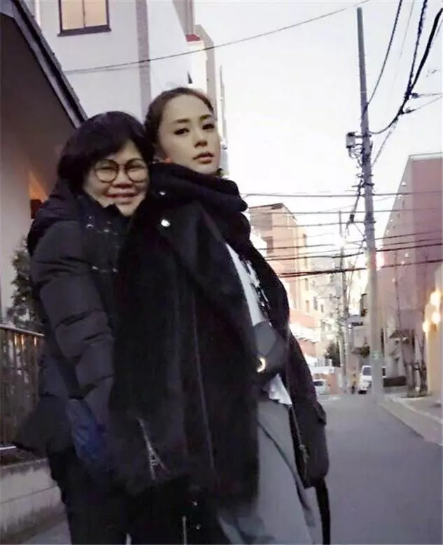 全家照片曝光!阿嬌美若天仙係人都知, 但看到她妹妹後, 所有人都按不住了!果然是盛世美顏好基因~