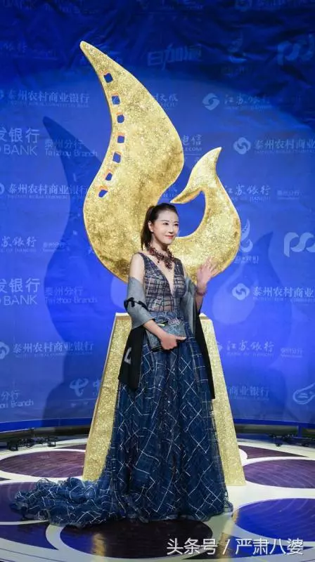 51歲周海媚一身深V現身電影頒獎典禮!沒想到如今的周海媚竟變回這麼美!一出場,全場的觀眾都呆了!網友:她真的是51歲了?