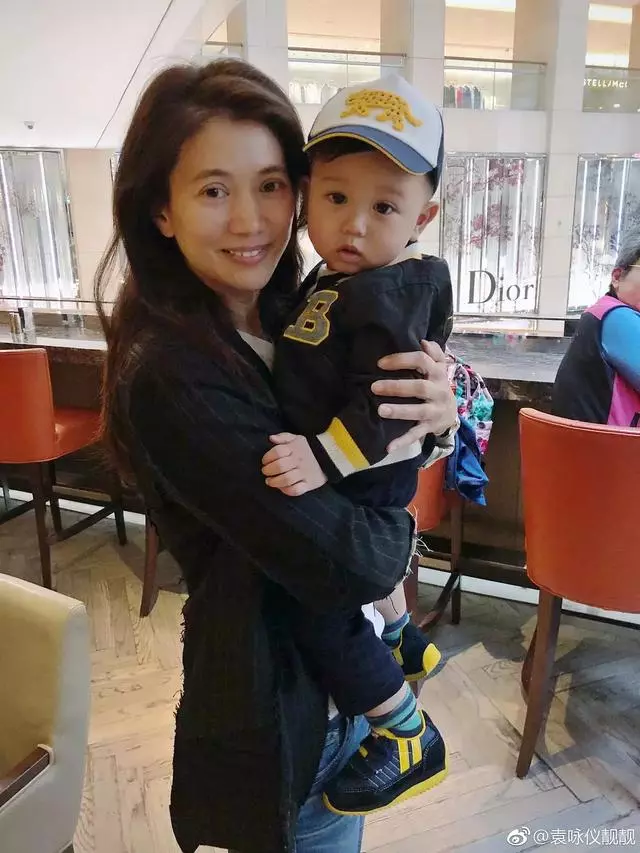 袁詠儀對自己挺黑的,發素顏照不加濾鏡,但同框還是比章子怡年輕!
