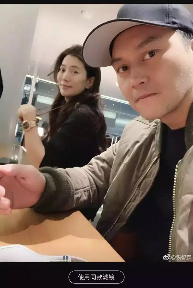 袁詠儀對自己挺黑的,發素顏照不加濾鏡,但同框還是比章子怡年輕!