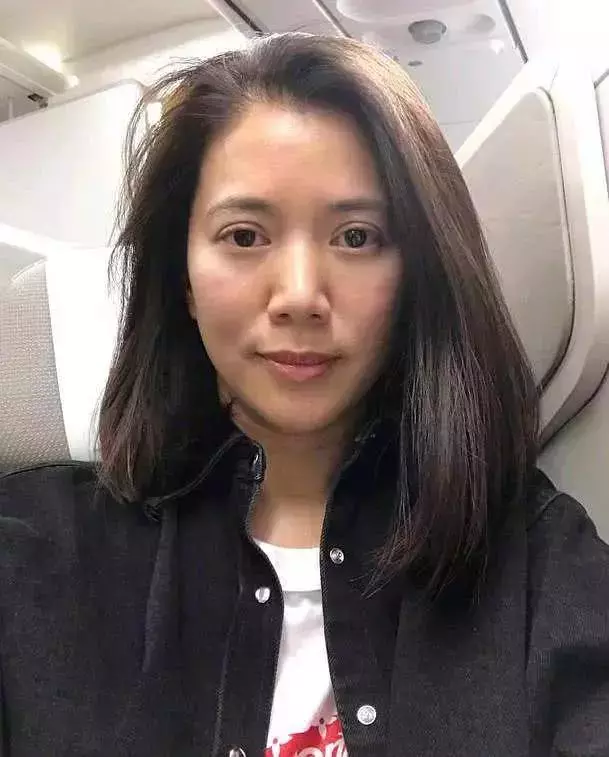 袁詠儀對自己挺黑的,發素顏照不加濾鏡,但同框還是比章子怡年輕!