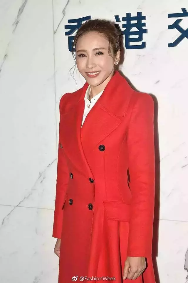 袁詠儀對自己挺黑的,發素顏照不加濾鏡,但同框還是比章子怡年輕!