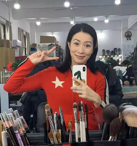 袁詠儀對自己挺黑的,發素顏照不加濾鏡,但同框還是比章子怡年輕!