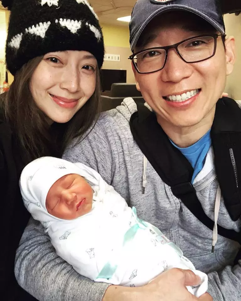 【和哥哥姐姐長不像?!】隋棠老三近照曝光!2個月大Olie手臂胖胖一節, 雙下巴溢出萌慘了~