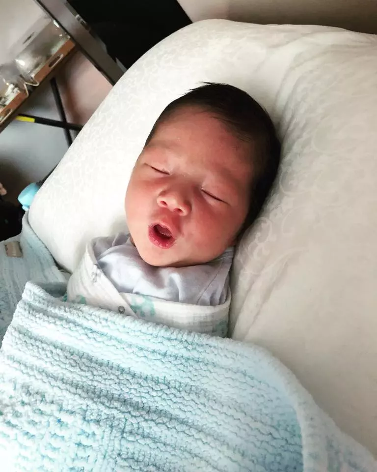 【和哥哥姐姐長不像?!】隋棠老三近照曝光!2個月大Olie手臂胖胖一節, 雙下巴溢出萌慘了~
