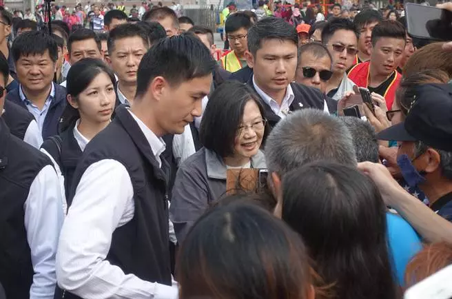 小英參加褒忠吃飯擔未喊開動先趕攤 民眾小失望