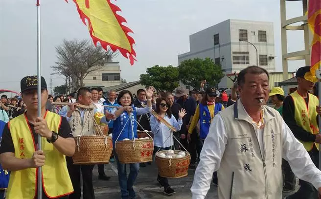 小英參加褒忠吃飯擔未喊開動先趕攤 民眾小失望
