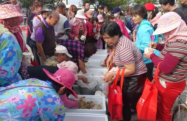 小英參加褒忠吃飯擔未喊開動先趕攤 民眾小失望