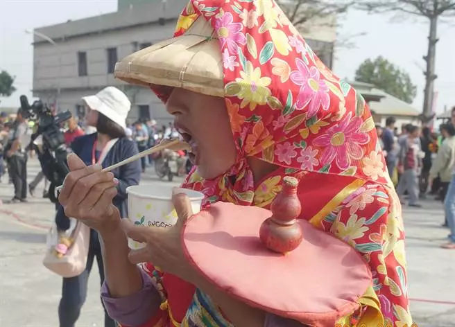 小英參加褒忠吃飯擔未喊開動先趕攤 民眾小失望