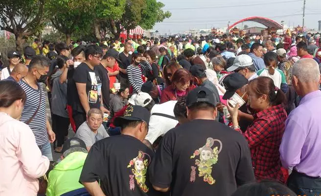 小英參加褒忠吃飯擔未喊開動先趕攤 民眾小失望