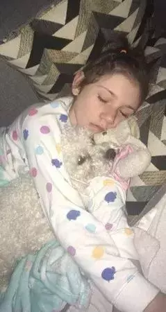 狗狗守護患有癲癇的小主人,1天甚至能救她100次