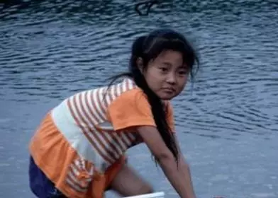 姐姐嫁人,10歲的弟弟攔著婚車不讓進,他打開褲兜,眾人紛紛淚目
