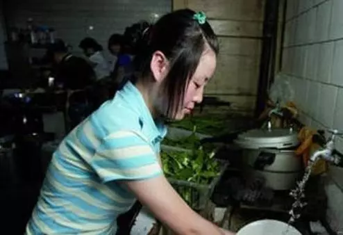 姐姐嫁人,10歲的弟弟攔著婚車不讓進,他打開褲兜,眾人紛紛淚目