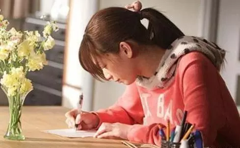 姐姐嫁人,10歲的弟弟攔著婚車不讓進,他打開褲兜,眾人紛紛淚目