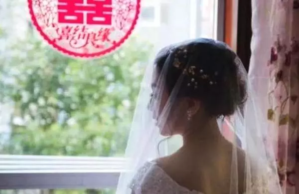 姐姐嫁人,10歲的弟弟攔著婚車不讓進,他打開褲兜,眾人紛紛淚目