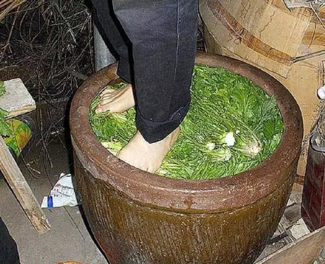 用腳踩食物不衛生?這幾種腳踩食物,大家沒少吃,看完你還吃嗎