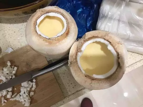 花30塊錢買了個「假椰子」,一吃就上癮,打開之後吃不停