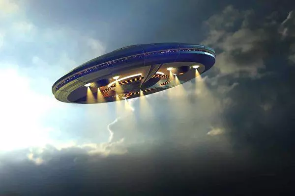 澳洲警方公布詭異UFO畫面,不明飛行物飛過閃電交加夜空