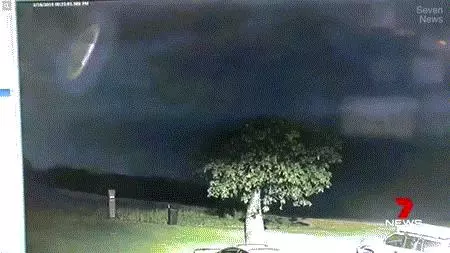 澳洲警方公布詭異UFO畫面,不明飛行物飛過閃電交加夜空