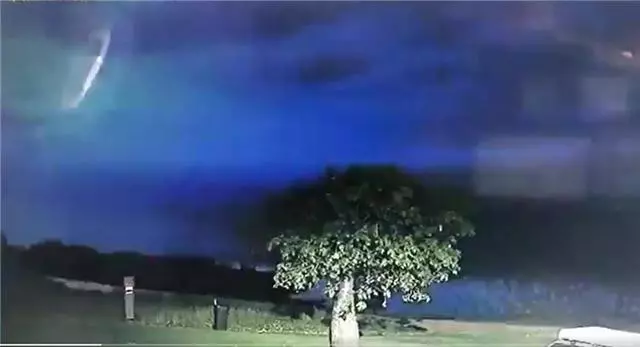 澳洲警方公布詭異UFO畫面,不明飛行物飛過閃電交加夜空