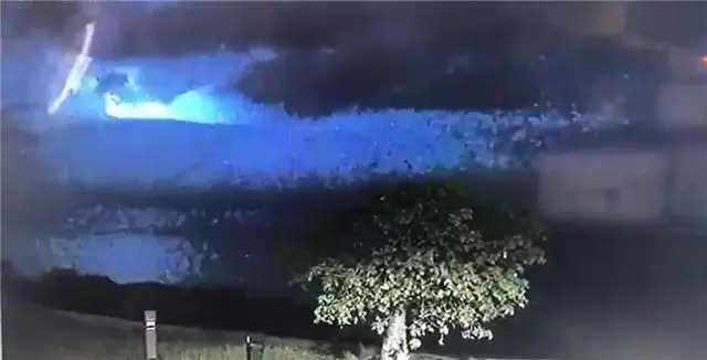 澳洲警方公布詭異UFO畫面,不明飛行物飛過閃電交加夜空