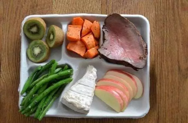 各國學校食堂飯菜對比,韓國的看不見肉!