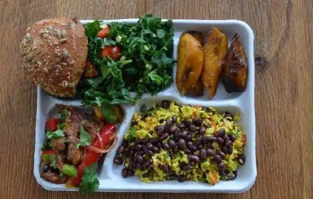 各國學校食堂飯菜對比,韓國的看不見肉!