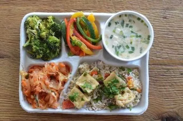 各國學校食堂飯菜對比,韓國的看不見肉!