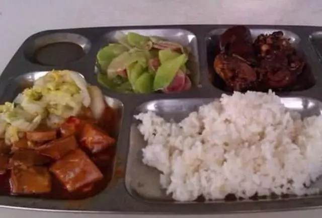 各國學校食堂飯菜對比,韓國的看不見肉!