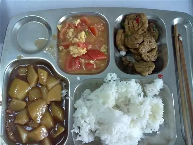 各國學校食堂飯菜對比,韓國的看不見肉!