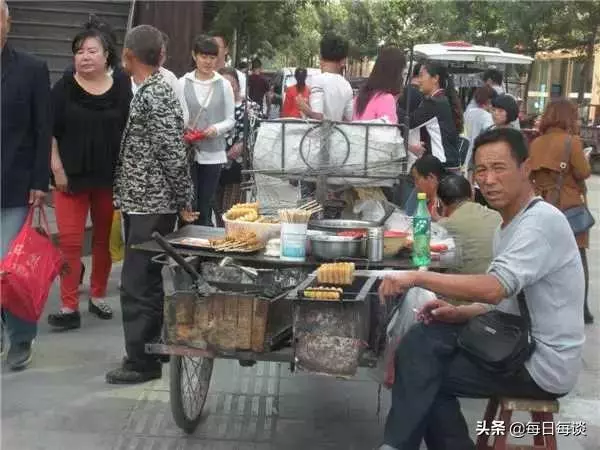 乞丐用遊戲幣買早餐,攤主照賣,三年後,攤前現一麻袋,打開蒙了
