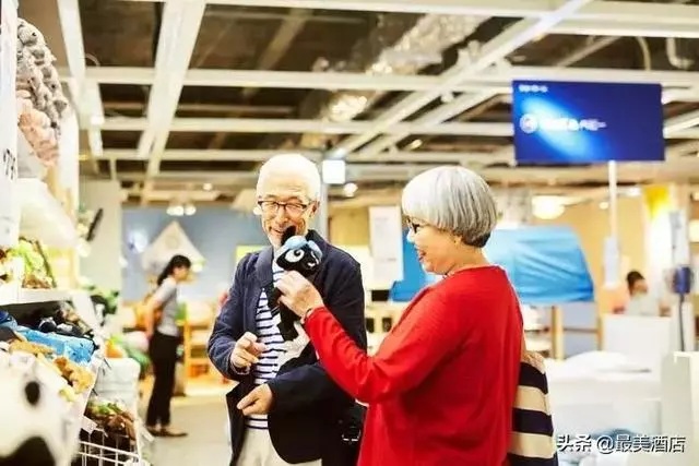 這對老夫妻愛了40年!每天「穿情侶裝曬恩愛」 80萬粉絲全融化:到老也要這麼幸福