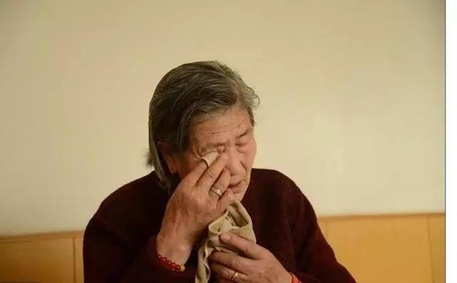 帶孫三年搭錢又挨累,兒媳沒給俺買過禮物,偷聽小兩口對話淚目