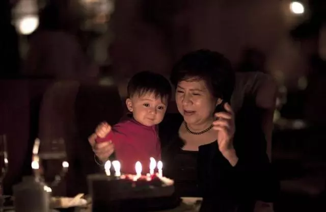 妻子工資一萬,母親生日她不送禮物,我生氣拿卡消費,結帳時蒙住