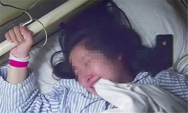 妻子羊水破,被推進手術室,三分鐘後光腳跑出,俺衝進手術室蒙住
