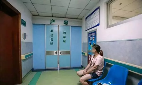 妻子羊水破,被推進手術室,三分鐘後光腳跑出,俺衝進手術室蒙住